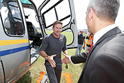 Felix Baumgartner kam per Heli, seinen neuen Touareg abzuholen (©Foto. Sabine Brauer Photos)